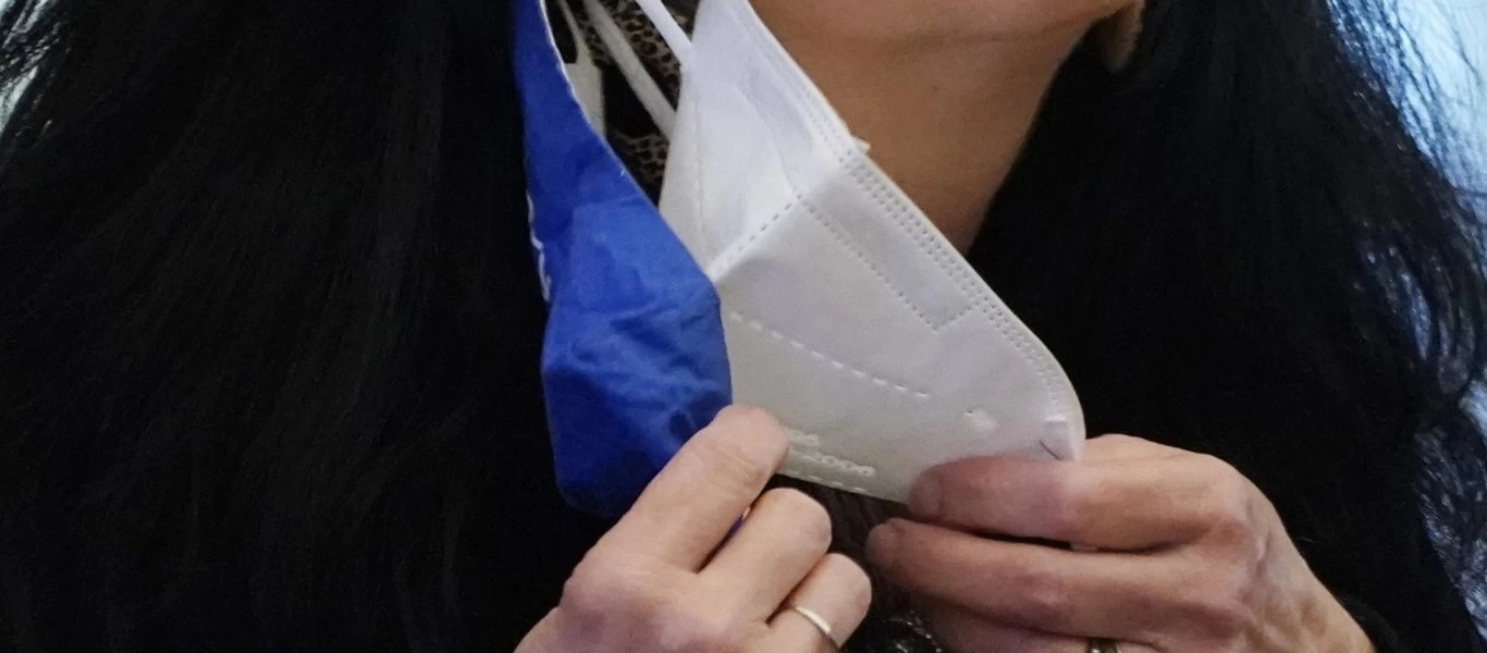 Παράνοια: Σκέψεις για υποχρεωτική χρήση διπλής μάσκας - Επόμενο βήμα η απαγόρευση της αναπνοής;